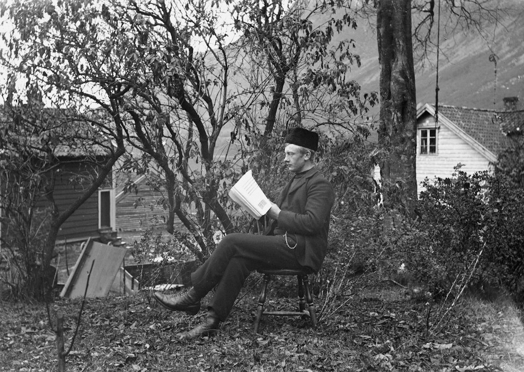detective reading old letters