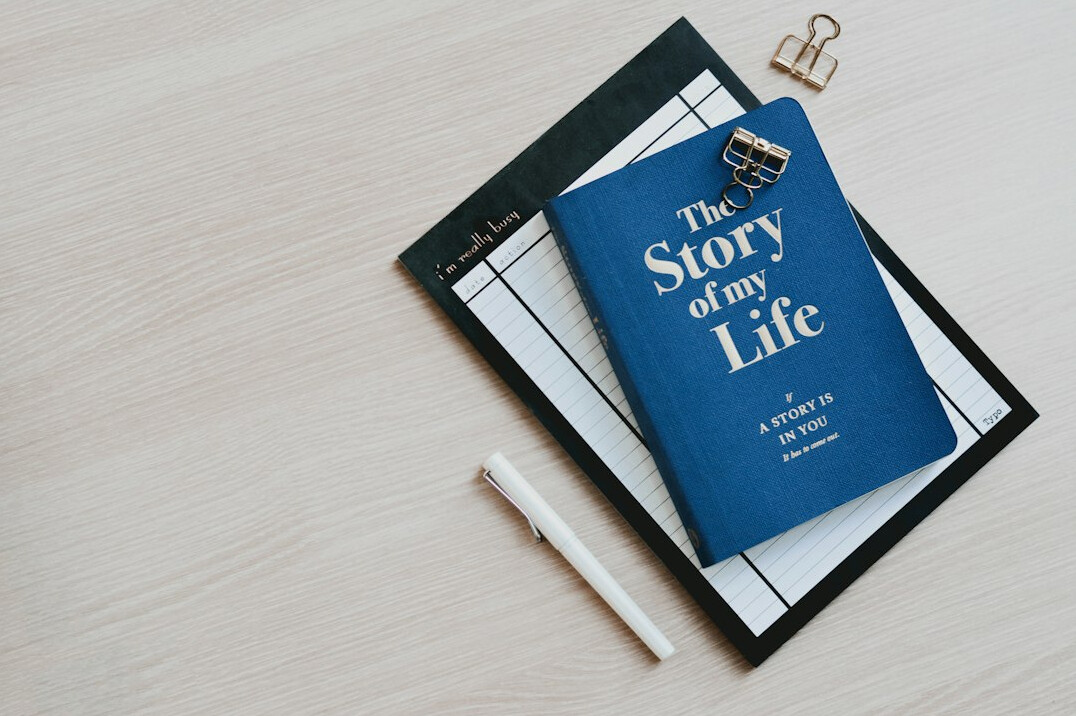 author writing mystery plot